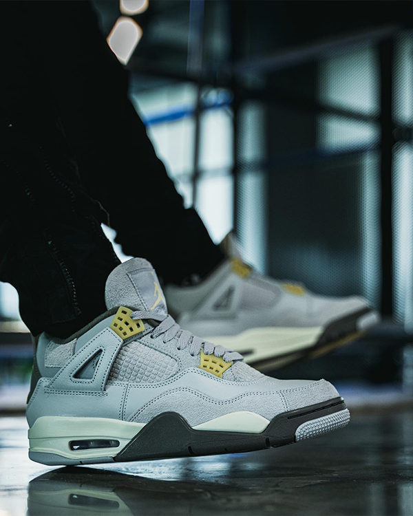 Jordan 4 Retro SE Craft Photon Dust